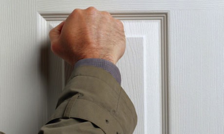 police-knock-on-door